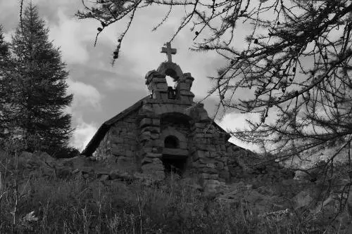 NotreDamedesMonts sur la rive du Lac dAllos Ils passèrent non loin - фото 21