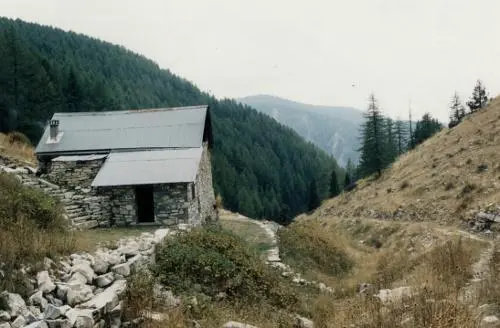 Cabane forestière de lOrgéas Alt 1887 m Vincent prit sa main dans la - фото 37