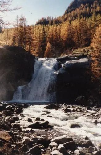 Cascade vallée de la Lance Elle longeait la Lance qui traçait son chemin - фото 39