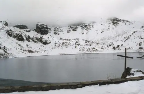 Le lac dAllos au début de lhiver au cœur dun hameau désert Sans eau - фото 49