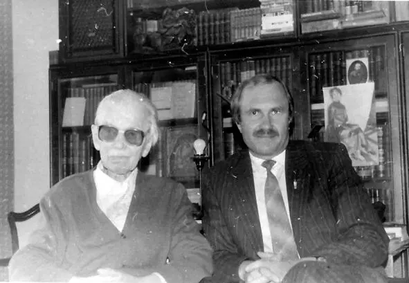 У Леонида Леонова Леонид Леонов притащил из дальнего угла комнаты одно за - фото 8