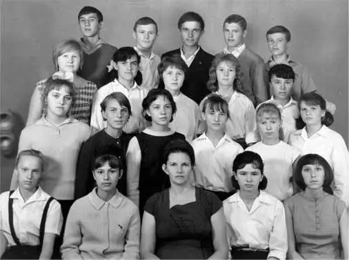 В старших классах я второй справа в верхнем ряду А тогда просто тянуло - фото 10
