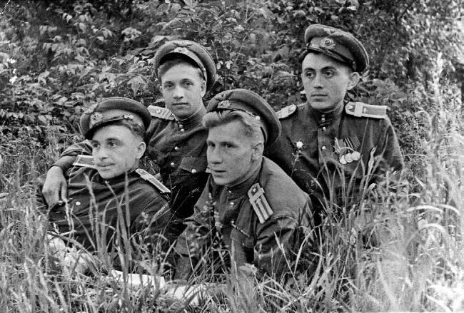Курсант Харьковского авиационнотехнического училища Владимир Глухов справа в - фото 1