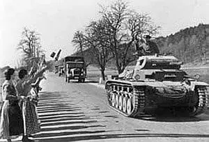 Жители Австрии встречают германские войска 13 марта 1938 г 24 марта Н - фото 12