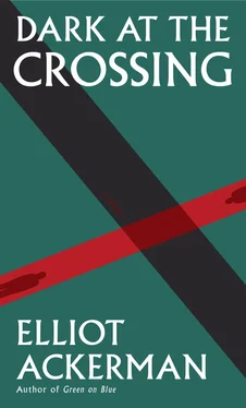 Elliot Ackerman Dark at the Crossing обложка книги
