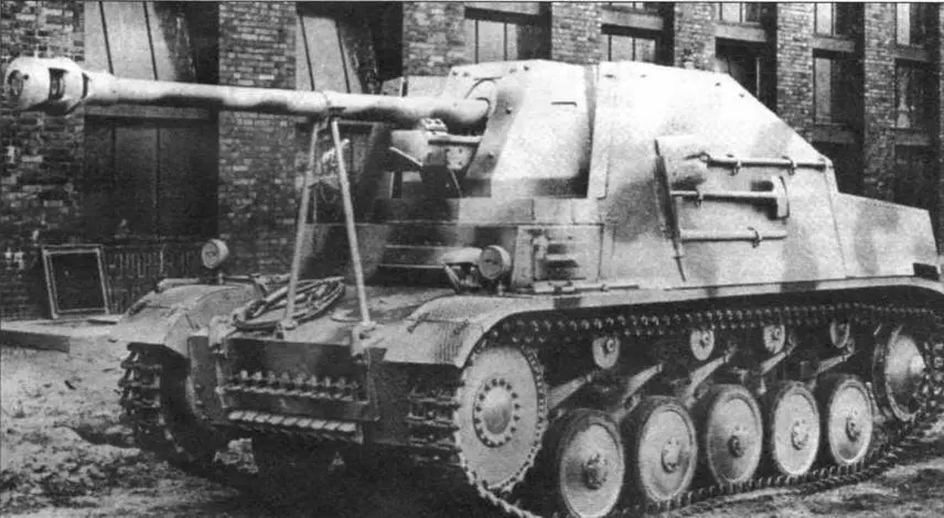 Истребитель танков SdKfz131 Мардер II во дворе завода FAMOUrsus Орудие - фото 22