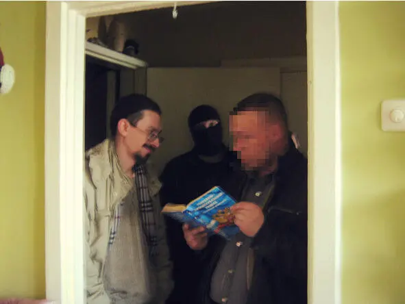 Тем временем полицейские в штатском проводили обыск а те что в балаклавах - фото 1