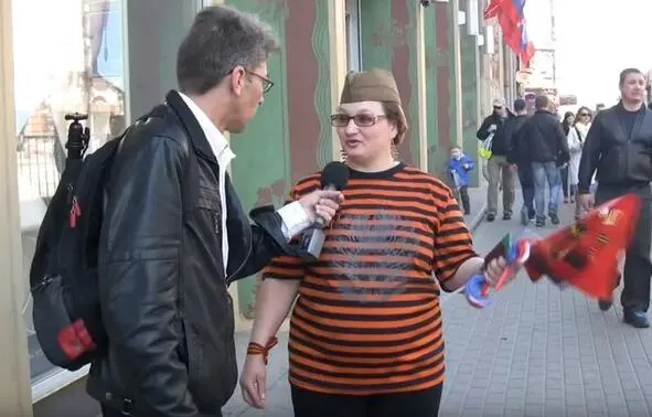 Александр Сотник берет интервью у патриотически одетой женщины Москва 9 - фото 14