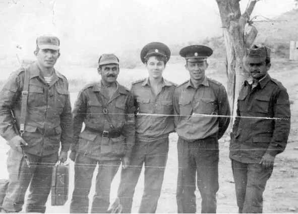 Один из первыз снимков в Рухе с офицерами частиОктябрь 1986 год Со старшиной - фото 13