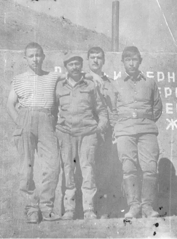 Со старшиной своей роты Руха Панджшер 1987 год Со командиром роты С - фото 14