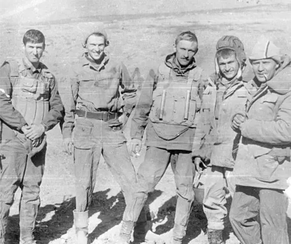 Офицеры нашего полка на боевых Руха Панджшер 1987 год Офицеры нашего - фото 17