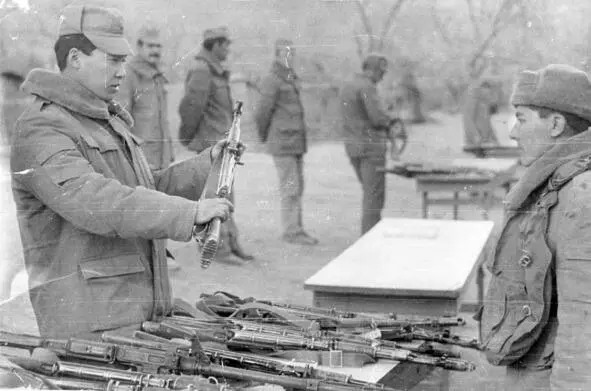Вручение боевого оружия молодым Чистка оружия Проводит и контролирует - фото 42