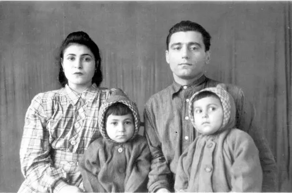 Пятигорск 1951 год Мама Валентина Азниф папа Степан дочери старшая - фото 3