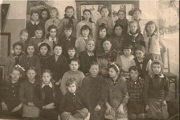 На фотографии Любочка Штерн сидит в первом ряду вторая справа Школа была - фото 5