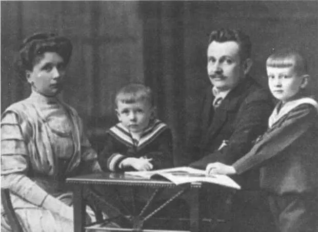 Семья Гёделя Слева направо Марианна Курт Рудольф старший и Рудольф - фото 12