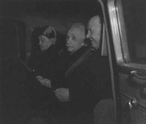 Фотография сделанная 14 марта 1951 года в день когда Эйнштейну исполнилось - фото 58