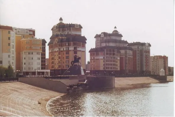 Новостройки Астаны 2004 Портрет Назарбаева и реклама Гарри Поттера - фото 2