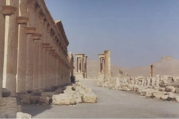 Пальмира 1999 Мы пошли вчетвером по огромным булыжникам римской дороги справа - фото 13