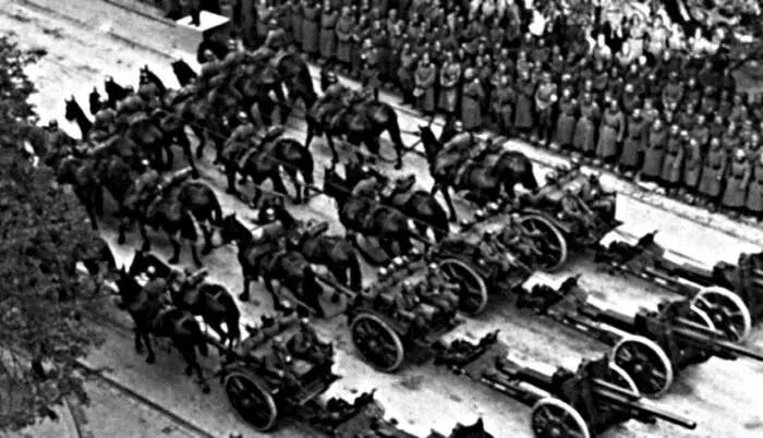 Батарея 105мм легких полевых гаубиц leFH18 на гужевой тяге В сентябре 1939 - фото 22