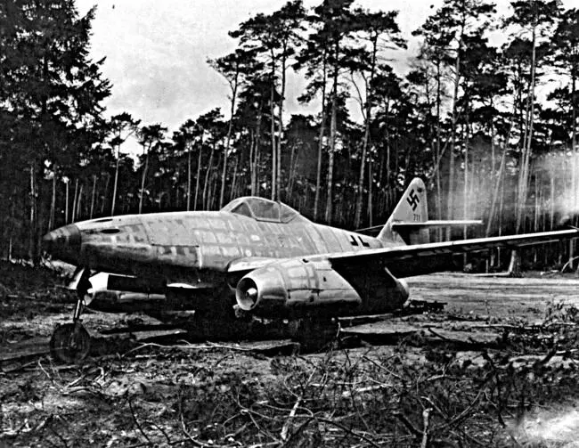 Истребитель Ме 262 выпуска марта 1945 г Даже будучи выпущен сравнительно - фото 166