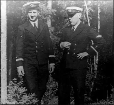 Лётчики 12й КОИАЭ Александр Михайлович Шитов слева и Пётр Зиновьевич - фото 11
