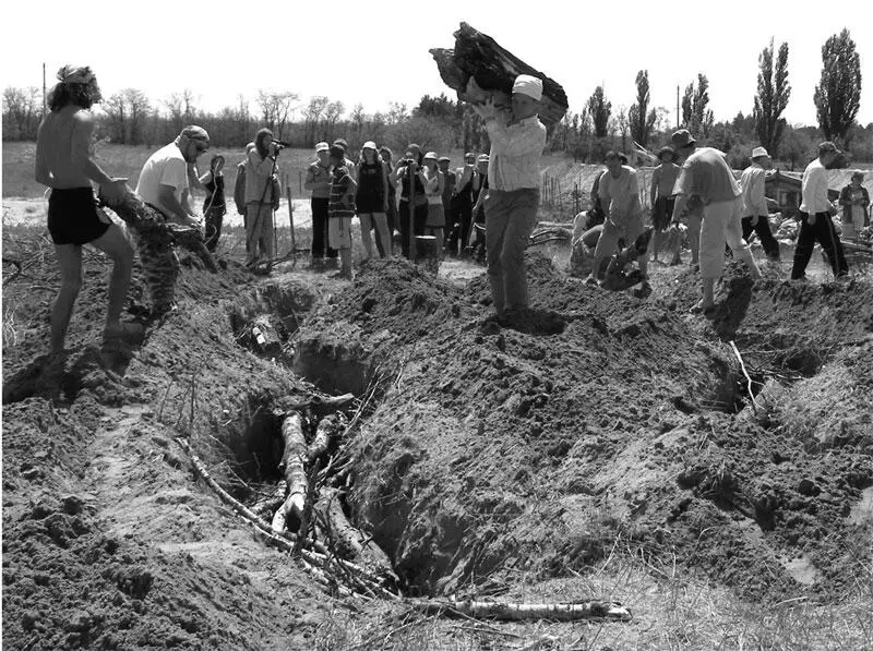 Рис 2 Затем траншея закапывается и в варианте Зеппа земля набрасывается с - фото 5