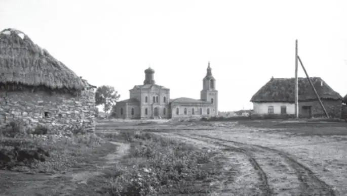 Площадь и церковь в Журавинке 1954 г С северной стороны площади мирская изба - фото 10