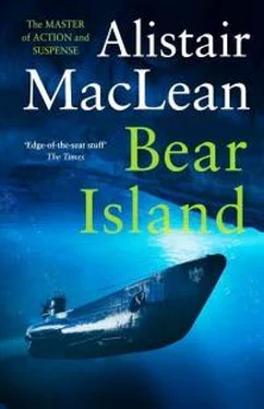 Алистер Маклин Bear Island обложка книги