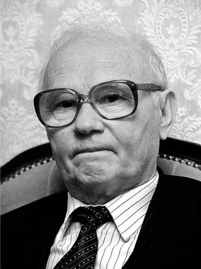 Владимир Александрович Крючков 19242007 После смерти Брежнева Максвелл так и - фото 130