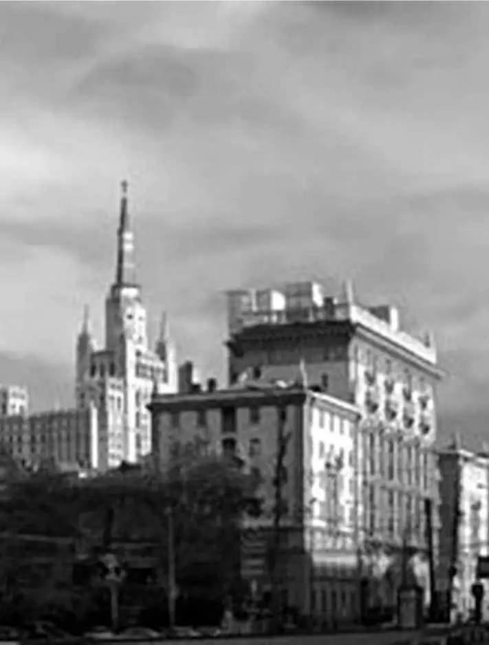 Посольство США и высотка в которой жил Толкачев В дальнейшем это упростило - фото 136