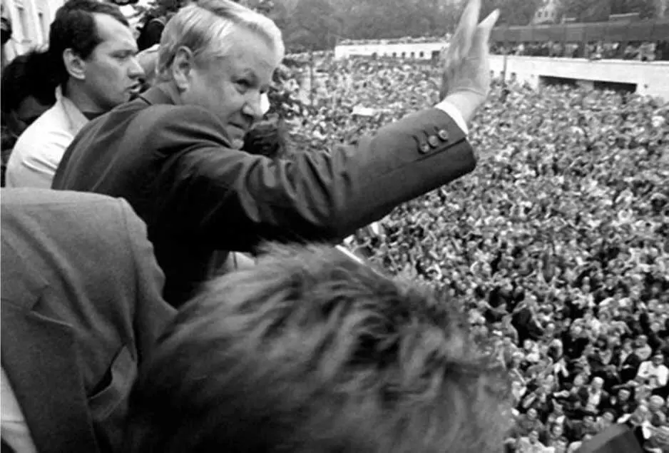 Ельцин на митинге в Москве 1991 год Согласно официальной статистике экономика - фото 140