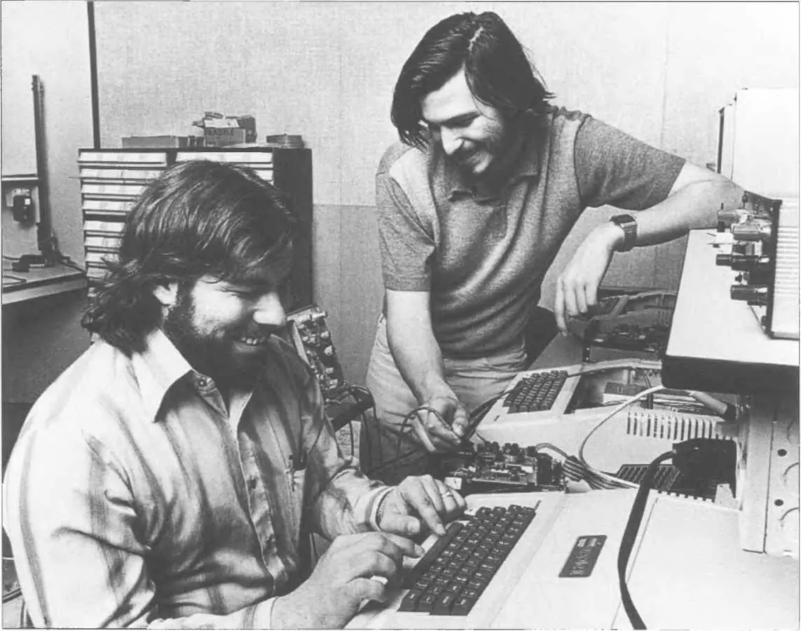 Стив Возняк и Стив Джобс в гараже Джобса 1975 год Собственность Apple - фото 91