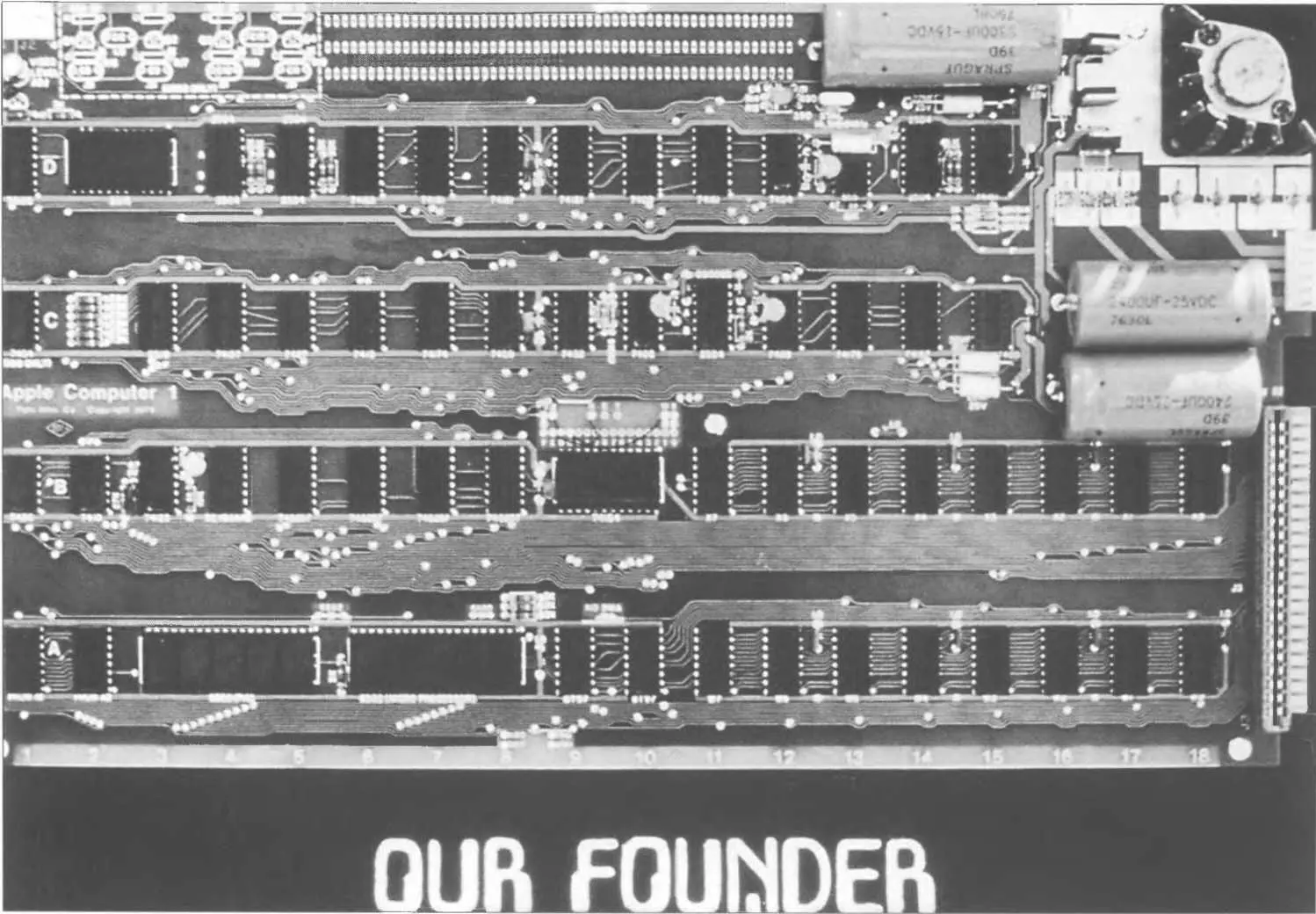 Печатная плата первого Apple I помещенная в рамку и висящая на стене офиса - фото 93