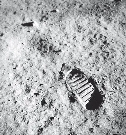 20 июля 1969 г Знаменитый след человека на Луне Фото НАСА Аполлон из - фото 11