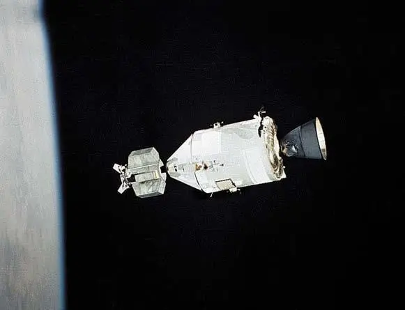 Аполлон из иллюминатора Союза 1719 июля 1975 г Фото НАСА Союз из - фото 12