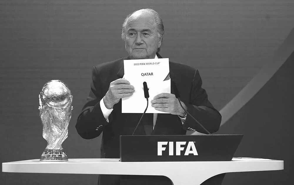 Президент FIFA Зепп Блаттер объявляет Катар страной хозяйкой ЧМ2022 в - фото 8