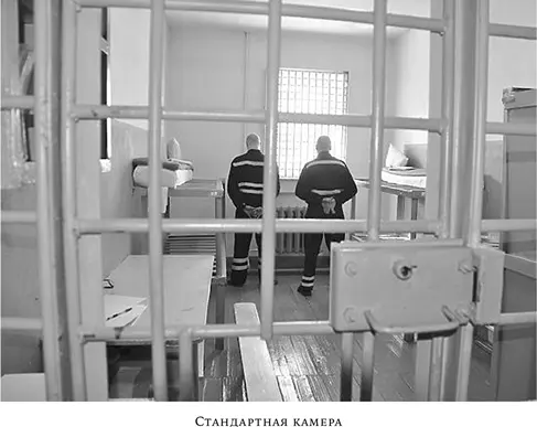 Осужденный Евсюков становится лицом к стене потом по команде поворачивается - фото 3