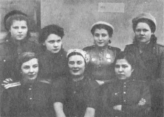 Работники медсанбата дивизии Медсестра М А Пяточкова Командир орудия - фото 19