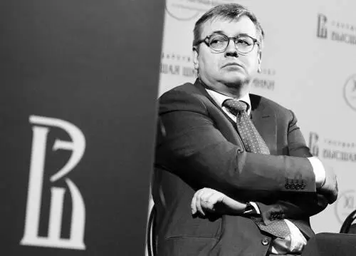 В 1985 году защитил кандидатскую диссертацию по экономике общинных отношений - фото 38
