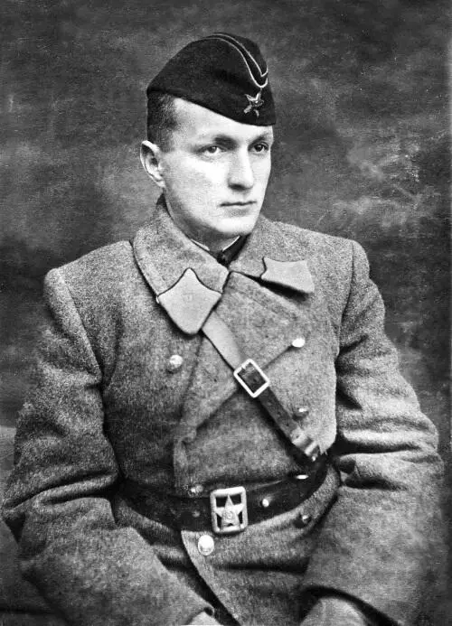 Аркадий Адамов 1942 год Из личного архива Е А Адамова Аркадий - фото 1