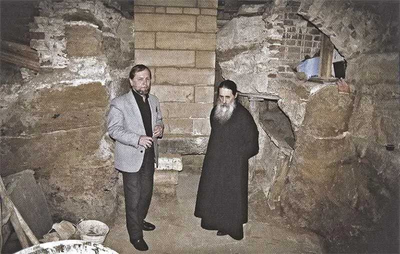 Отец Вячеслав и СА Никитин в раскопе с 164 Спасский собор и старая - фото 23