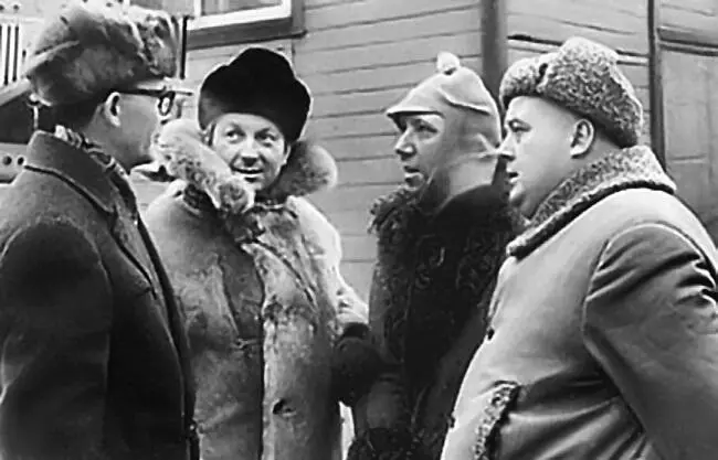 Леонид Гайдай со своими неразлучными героями на съемках Самогонщиков 1961 г - фото 7