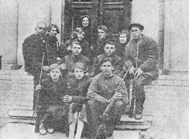 Н П Петрова вверху у дверей инструктор Осоавиахима Снимок 1928 г Шли - фото 4