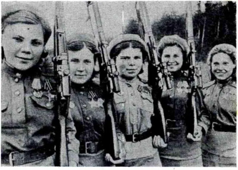 Девушкаснайперы кавалеры ордена Славы III степени слева направо Нина - фото 9