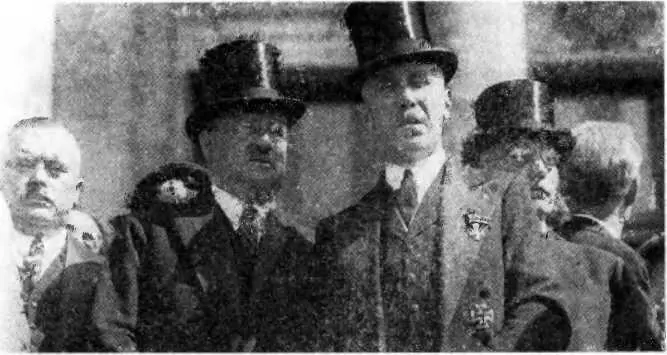 Франц фон Папен рейхсканцлер в 19321933 гг Справа от него руководитель - фото 1