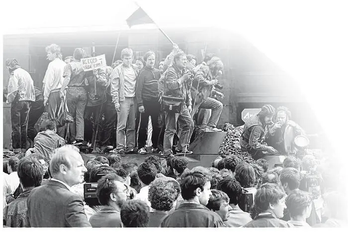 Бронетехника и митингующие в Москве 19 августа 1991 г 19911993 В так - фото 326