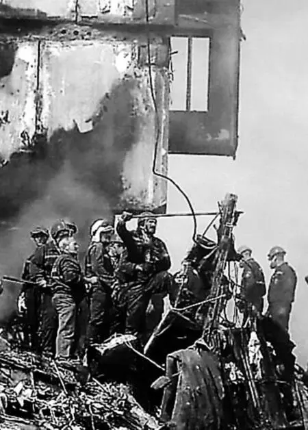 Разбор завалов взорванного дома в Москве 1999 г Один из лидеров боевиков - фото 334