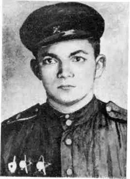 Г А Агеев С В Хохряков с экипажем комбатовского танка Сингуровский - фото 13