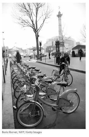 The Vélib system was partly funded by a deal made with an outdoor display - фото 102