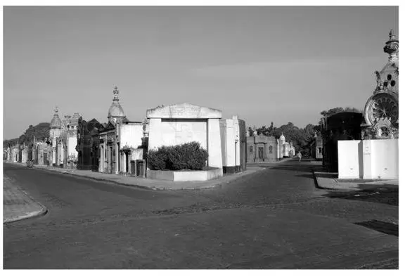 In another necropolisla Chacaritathere is the grave of Carlos Gardel the - фото 42